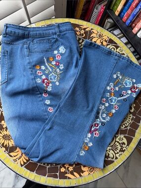 PLUS SIZE Embroidered Blue Women's Jeans - Floral Accent. Sz: 4X